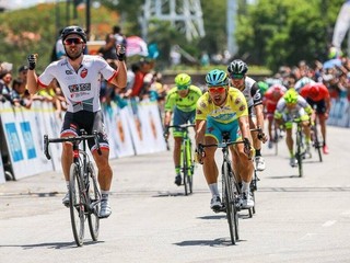 Andrea Palini (v bielom) prišiel do cieľa druhej etappy najrýchlejšie.