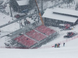 V Jasnej husto sneží, ale práce na príprave Svetového pohára pokračujú.