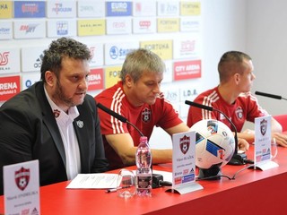Zimnú prípravu hodnotili a plány pred jarnou časťou prezentovali generálny manažér Viktor Blažek (vľavo), tréner Ivan Hucko a kapitán Martin Mikovič.