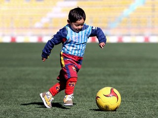 Fotografia malého chlapca v igelitke obletela svet.