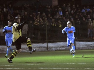 Lukáš Gašparovič (vpravo) nastupoval prevažne za juniorku Slovana, dres A-tímu si obliekol napríklad vlani v prípravnom dueli proti Interu Bratislava.