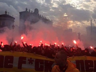 Fanúšikovia Lazia a Galatasarayu sa pobili, dvoch pobodali