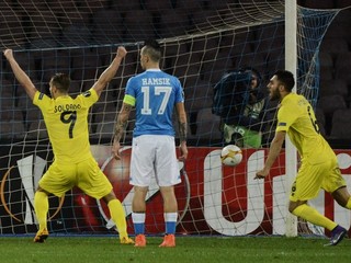 Futbalisti Villarrealu oslavujú gól do siete Neapola, Marek Hamšík sa len smutne prizerá.