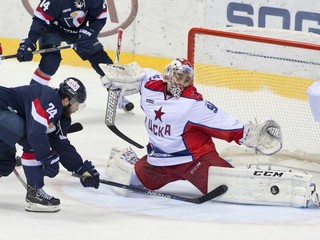 Útočník Slovana Rok Tičar (vľavo) v šanci pred brankárom CSKA Moskva Iľjom Sorokinom.