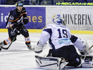 Juraj Milý z HC Košice (vľavo) sa pokúša ohroziť brankára Martina Michala Dzubinu.