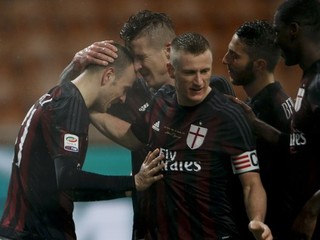 Futbalisti AC Miláno sa tešia z gólu. Druhý zľava Juraj Kucka.