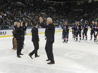 Miloša Říhu (uprostred) hokej znova baví.