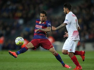 Barcelončan Dani Alves (vľavo) v súboji s Benoitom Tremoulinasom z FC Sevilla.