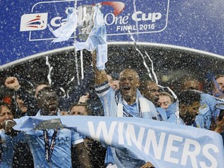 Kapitán Vincent Kompany sa so spoluhráčmi teší z triumfu v Ligovom pohári.