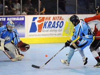 Brankár s prezývkou "Hujer" chytáva na ligovej scéne za klub HBK Nitranski Rytieri.