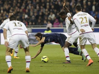 Proti odhodlane hrajúcim Lyončanom sa nepresadil ani Edinson Cavani (v strede).