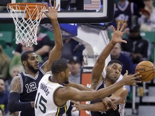 Tim Duncan (vpravo) je skvelým blokárom.