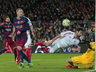 Hráč Coke z FC Sevilla (druhý sprava) zvádza súboj o loptu v pokutovom území s Jeremym Mathieum z FC Barcelona (druhý zľava).