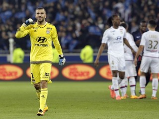 Brankár Lyonu Anthony Lopes sa teší z víťazstva Lyonu, v pozadí oslavujú jeho spoluhráči.