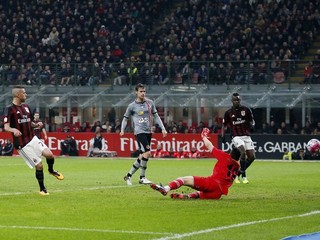 Jeremy Menez (vľavo) strieľa jeden zo svojich dvoch gólov do siete Alessandrie.