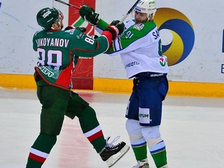Súboj kazaňského Arťoma Lukojanova (vľavo) s Maximom Saprykinom z Ufy. Hokejisti Kazane zatiaľ v sérii prehráva a klub bude musieť navyše zaplatiť pokutu.