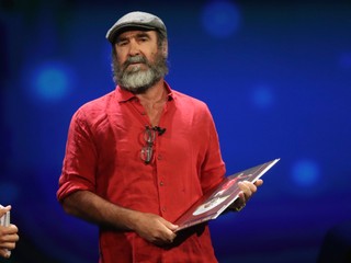 Eric Cantona pri preberaní Ceny prezidenta UEFA.
