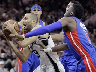 Skúsený Tony Parker zo San Antonia sa snaží individuálne presadiť proti presile súperov z tímu Detroitu Pistons.