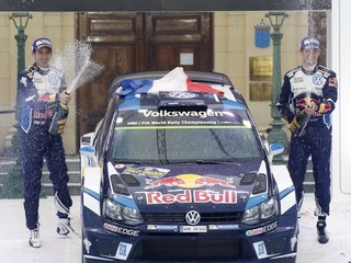Sebastien Ogier (vľavo) s navigátorom Julienom Ingrassiom vyhrali naposledy Rely Švédska.
