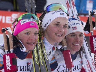 Stina Nilssonová (v strede) ovládla piatkový šprint, malý glóbus za disciplínu patrí Maiken Caspersen Fallovej (vľavo). Tretia v Québecu skončila Heidi Wengová.