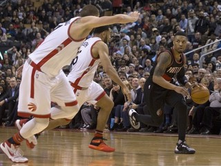 Damian Lillard (vpravo) v Toronte žiaril, ale jeho tímu to napokon nebolo nič platné.