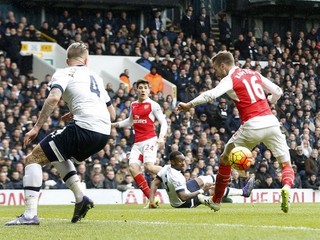 Aaron Ramsey (vpravo) sa snaží presadiť v pokutovom území Tottenhamu.