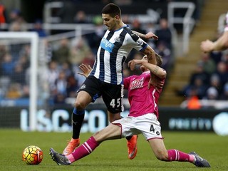 Trápenie futbalistov Newcastlu United (bielo-čierne dresy) pokračuje. Prehrali aj dnes v domácom stretnutí proti novčikovi z Bournemouthu.