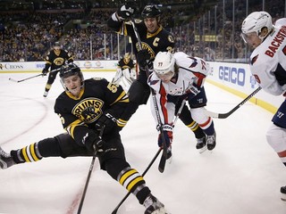 Washington zdolal Boston. Na snímke zľava Noel Acciari (55), Zdeno Chára (33), T.J. Oshie (77) a Nicklas Bäckström (19).