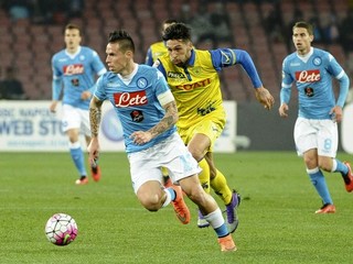 Marek Hamšík (vľavo) mal podľa štatistík najviac dotykov s loptou.