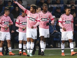Stiedajúci Mario Lemina (tretí zľava) poistil tri body pre "starú dámu" na ihrisku Atalanty Bergamo.