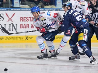 Domáci Petr Pohl z Eisbärenu (vpravo) strelil v zápase jeden gól.