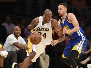 Kobe Bryant z LA Lakers sa pokúša prejsť okolo Stephena Curryho z tímu Golden State.