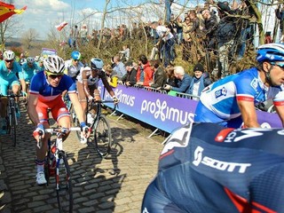 Démare (naľavo v popredí) ocenil kvalitný výkon celého svojho tímu v náročných podmienkach.