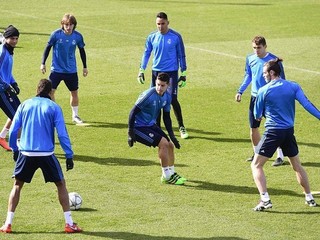 Futbalisti madridského Realu počas pondelňajšieho tréningu pred domácim zápasom proti AS Rím.