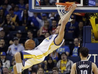 Hráči Golden State Warriors si túto sezónu užívajú. Na snímke skóruje v zápase proti Orlandu Andrew Bogut.