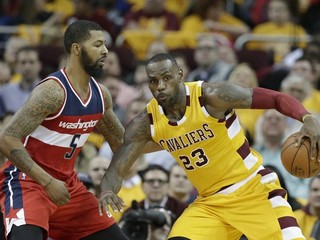 LeBron James (vpravo) je jednou z dvoch hviezd týždňa.