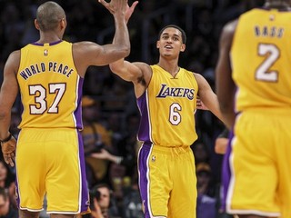 Hráči Los Angeles Lakers Metta World Peace (vľavo) a Jordan Clarkson.