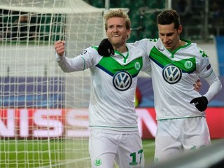 Andre Schuerrle (vľavo) a Julian Draxler oslavujú gól do siete Gentu.