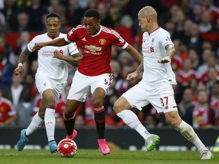 Na snímke vpravo slovenský hráč Liverpoolu Martin Škrtel, uprostred hráč United Anthony Martial a vľavo hráč Liverpoolu Nathaniel Clyne.