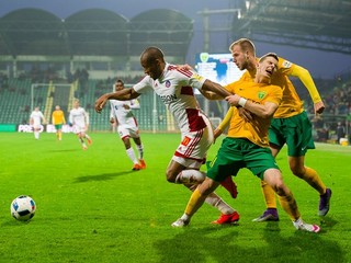 Futbalista Trenčína Mitchell Stuart Schet (vľavo) sa pokúša predrať cez dvoch futbalistov Žiliny.