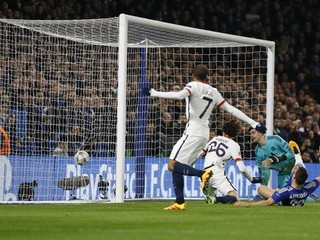 Adrien Rabiot (druhý zľava) z PSG strieľa otvárací gól zápasu.