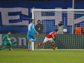 Nico Gaitan (vpravo) strieľa gól Benficy Lisabon do siete Zenitu Petrohrad.