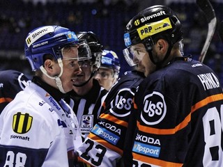 Martinčan Tomáš Rusina (vľavo) vo výmene názorov s Košičanom Tomášom Hrnkom.