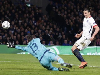 Zlatan Ibrahimovič (vpravo) prekonáva brankára Chelsea Thibauta Courtoisa.