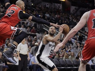 Hráč San Antonia Tony Parker (uprostred) sa chystá na koš v druhej polovici zápasu.