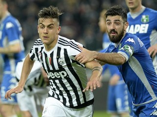 Paulo Dybala (vľavo) rozhodol o výhre Juventusu.