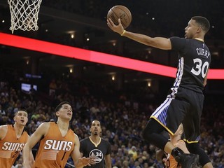 Stephen Curry (vpravo) zakončuje na kôš v zápase proti Phoenixu.