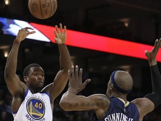 Harrison Barnes (vľavo) z tímu Golden State Warriors strieľa na kôš New Orleans. V zakončení sa Barnesovi neúspešne snaží zabrániť Dante Cunningham.