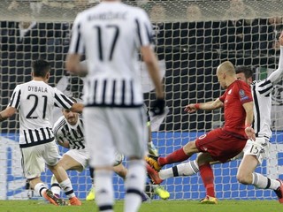 Arjen Robben (druhý sprava) v prvom zápase v Turíne dokonca skóroval.