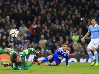 Brankár Dynama Kyjev Oleksandr Šovkovskij vyráža strelu Jesusa Navasa z Manchestru City.